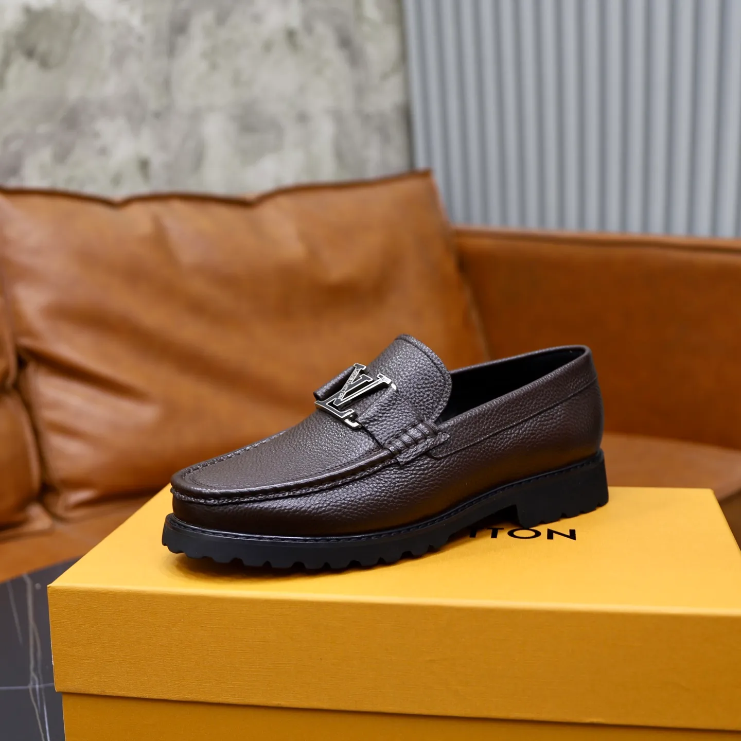 Ex-factory price: 600💰Louis Vuitton LV men's classic Oxford shoes, men's business formal boutique leather shoes, classic style, almond kernel exquisite toe, ultimate art, the whole shoe is made of imported cow leather (open edge beads), carefully selected, fine pores, excellent gloss, soft texture, strong toughness, durable and not easy to deform, apricot fetal cowhide leather lining, soft and comfortable, sweat-absorbent and breathable. Foam outsole, original box and dust bag packaging! Size: 38–44 (45/46 customized)